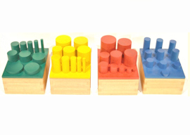  
                         Material paralelo aos blocos de cilindros, pois coincidem as mesmas fichas no padrão dos blocos e são muito usados por crianças em fase pré-operativa
                               Material aonde as 3 dimensões têm códigos de cor.